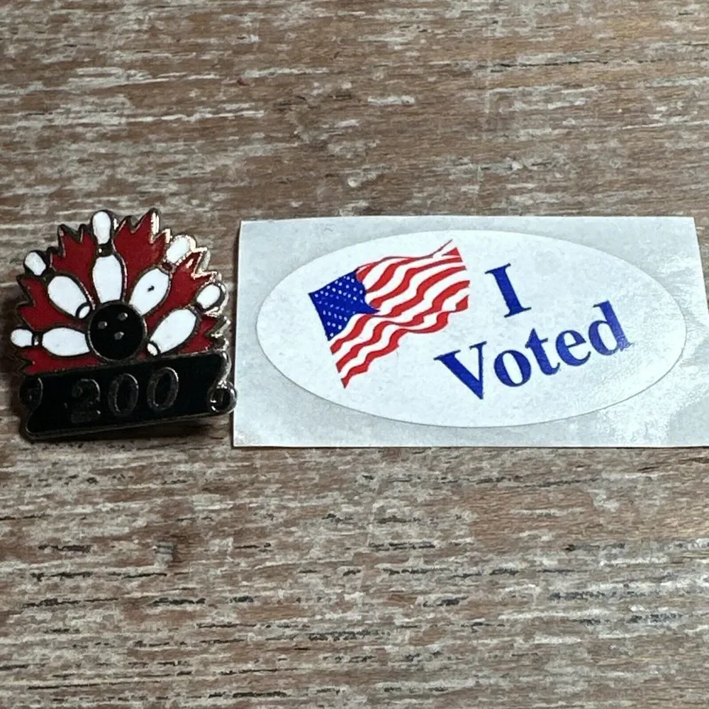 200 Bowling Pinback‎ Award Pin